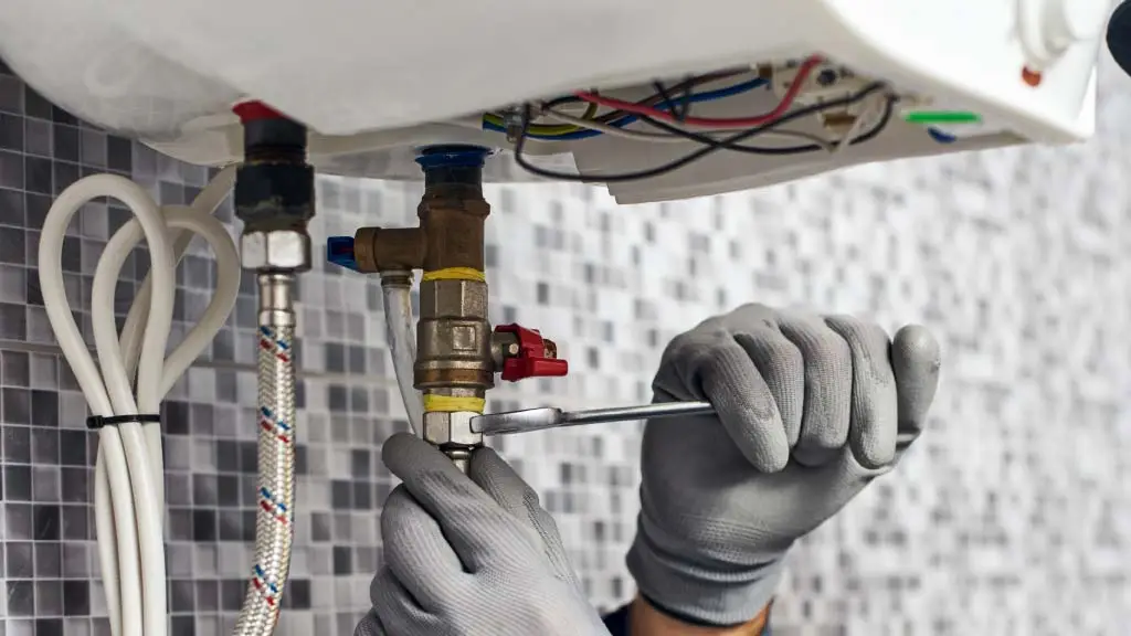 limpieza y mantenimiento de bolier para calentar el agua de la casa